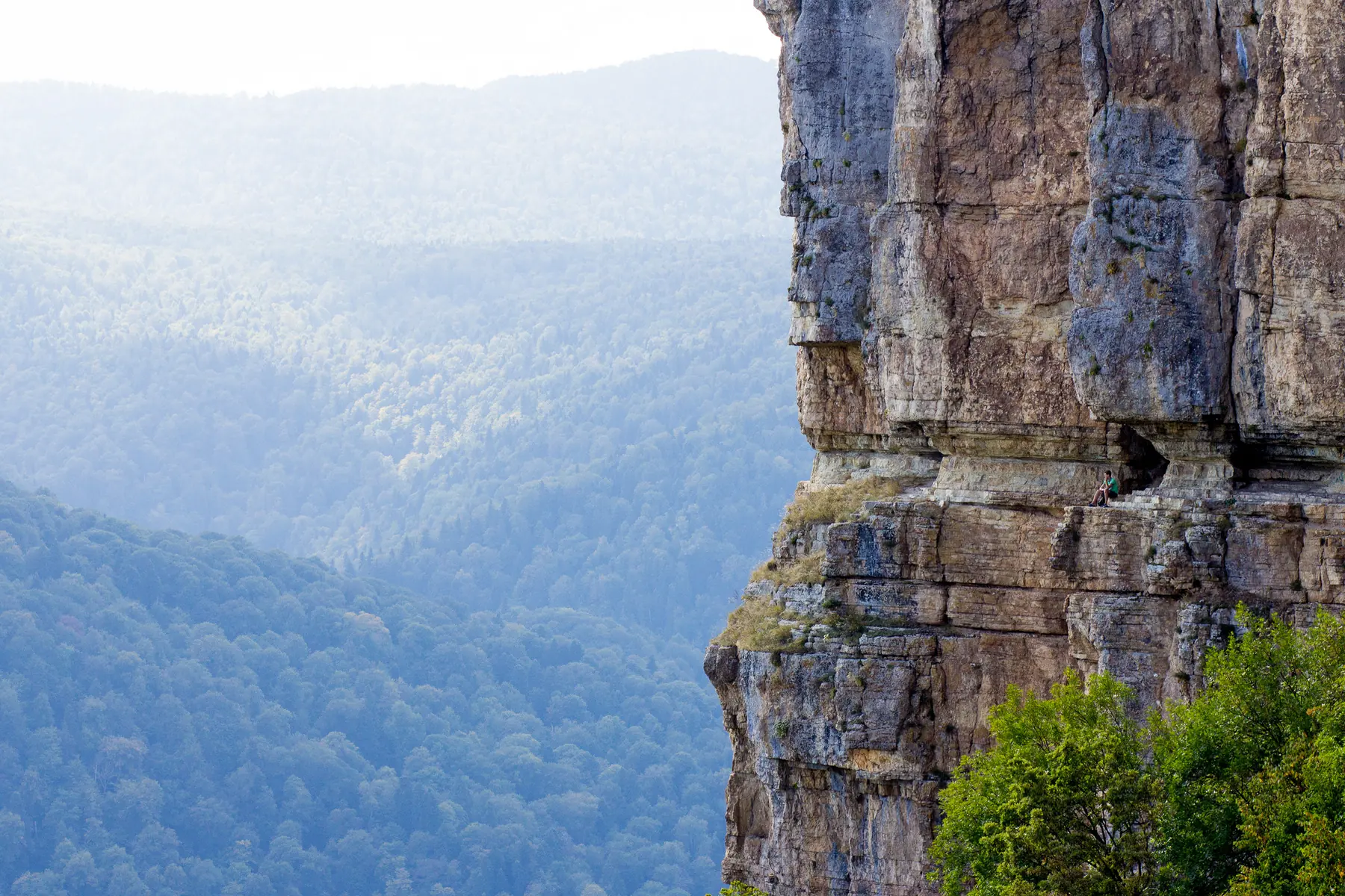 Скалы и лесистые хребты у посёлка Мезмай
